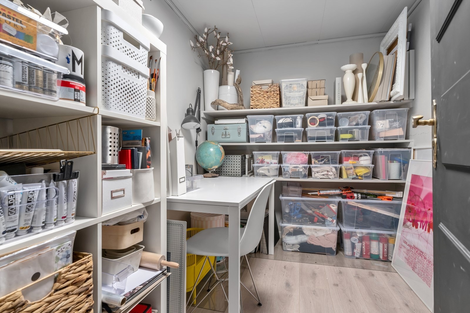 Romslig bod med gode lagringsmuligheter. Galleribilde