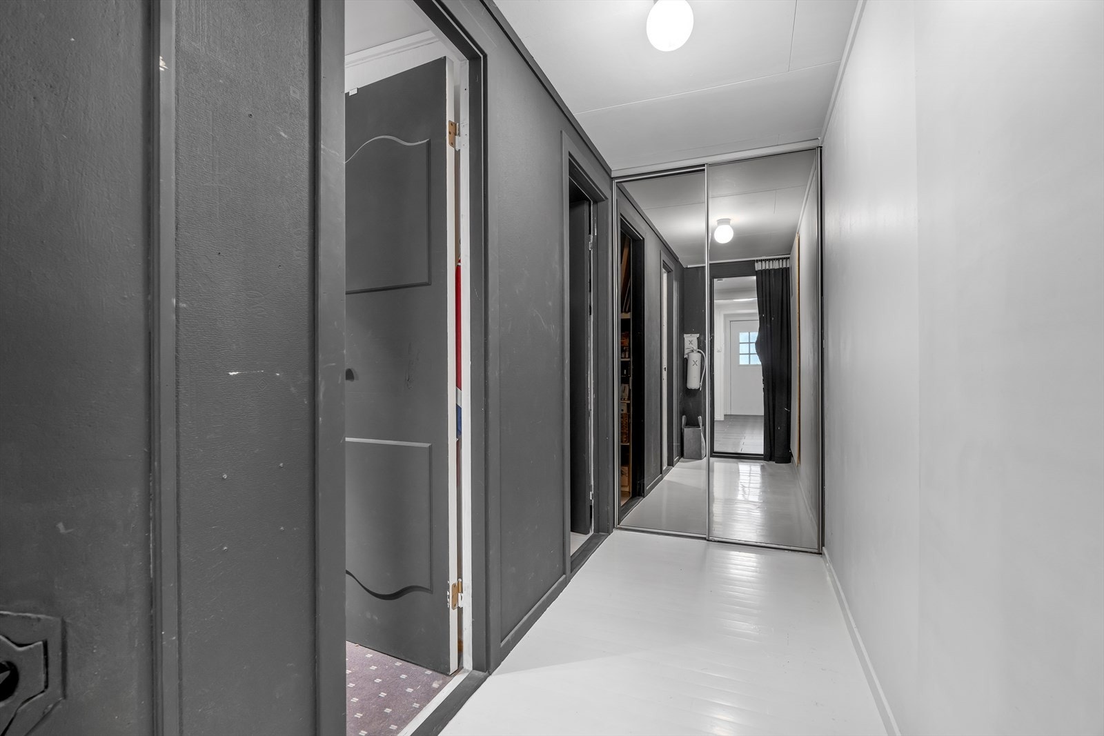 Gang med inngang til bod og gard. Galleribilde