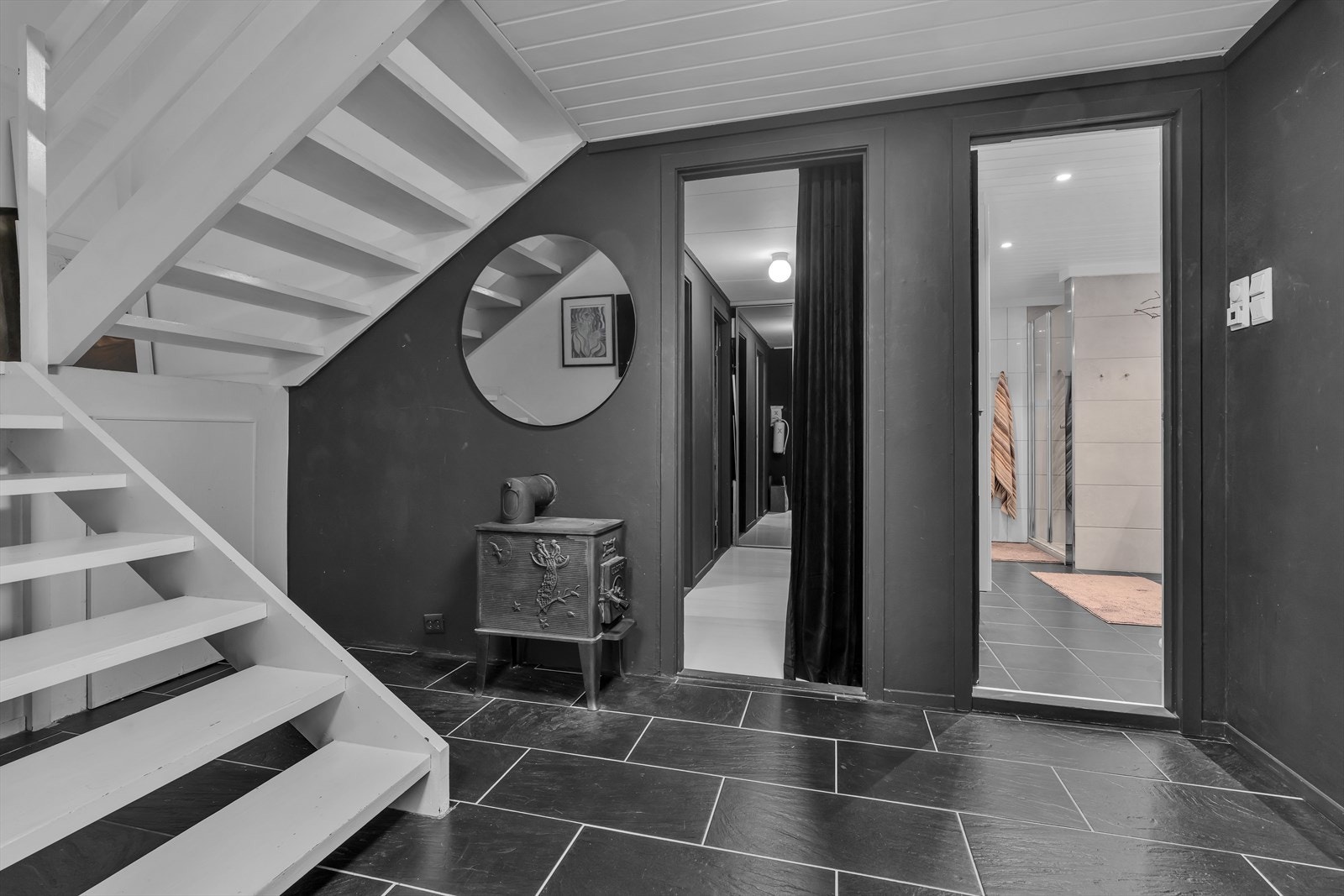 Romslig gang med inngang til bad. Galleribilde