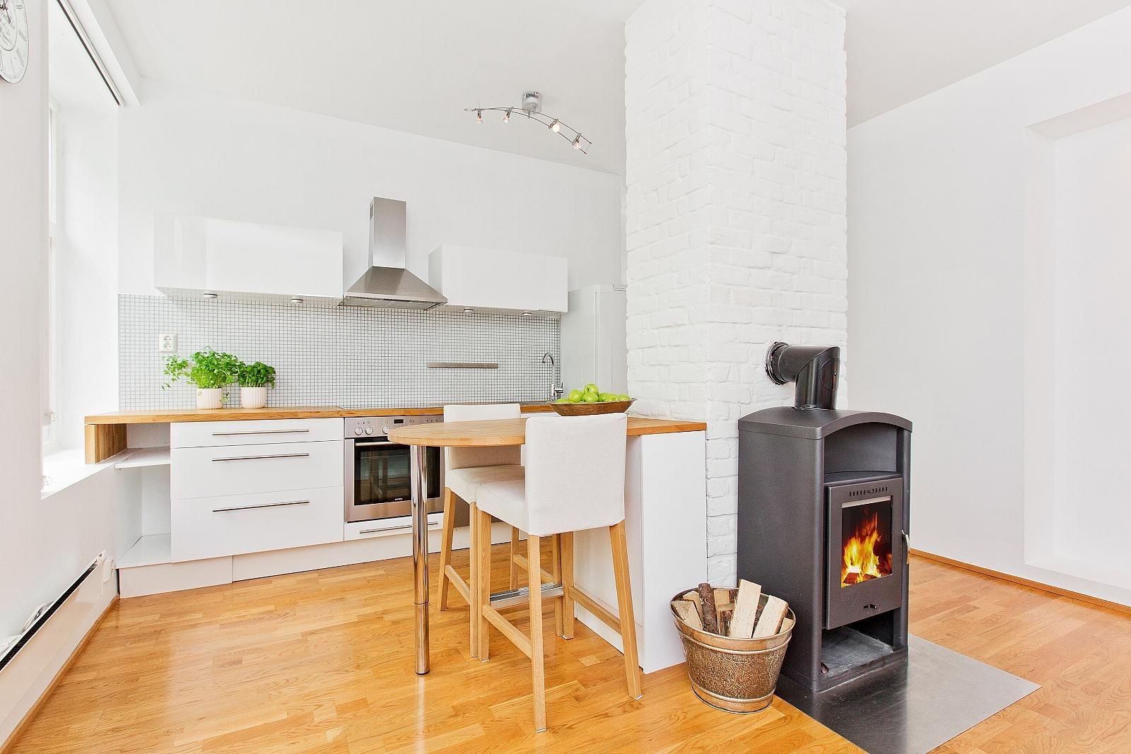 Stua har peis som kommer godt om vinteren. Galleribilde