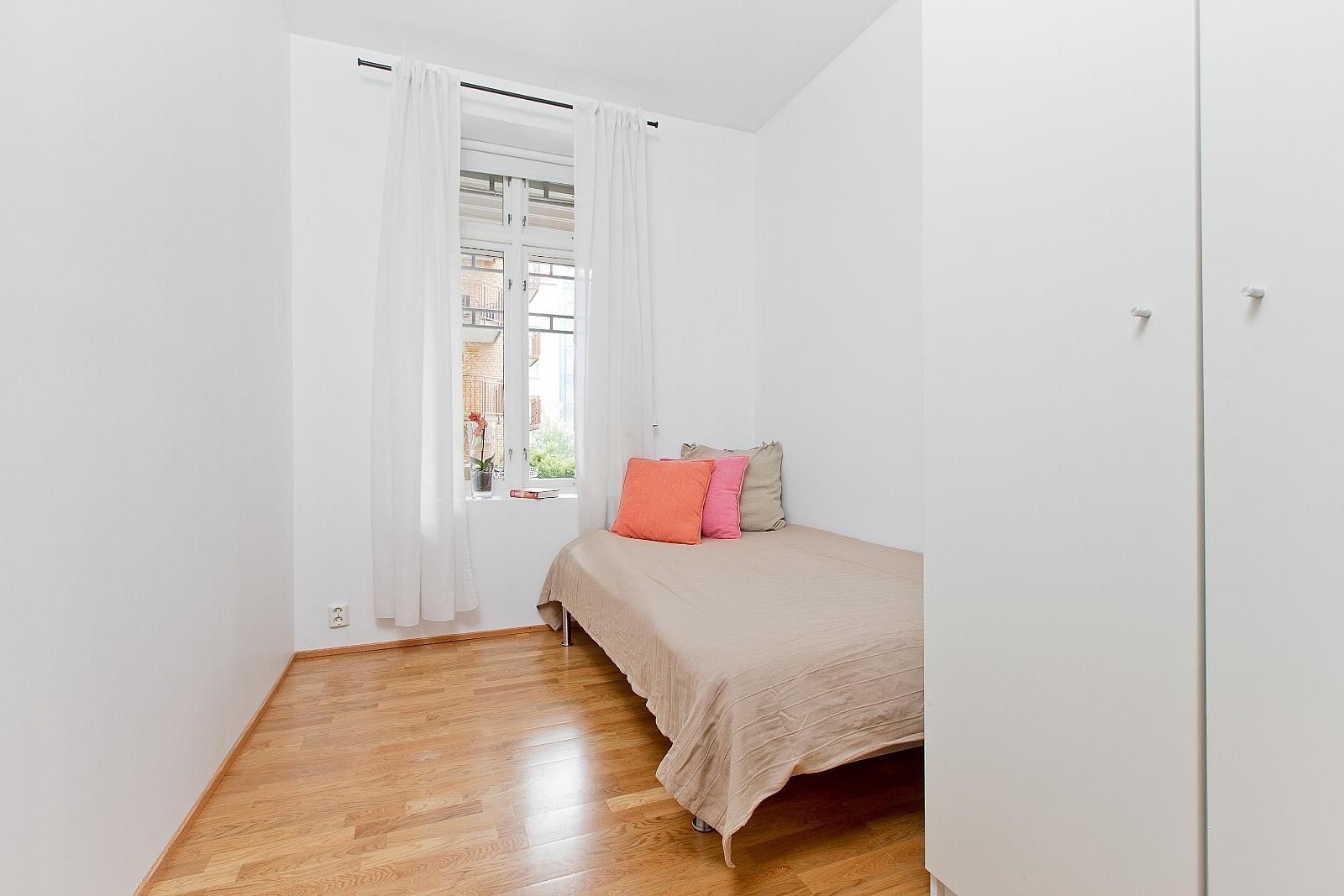 Soverom 1 med seng og garderobeskap. Galleribilde