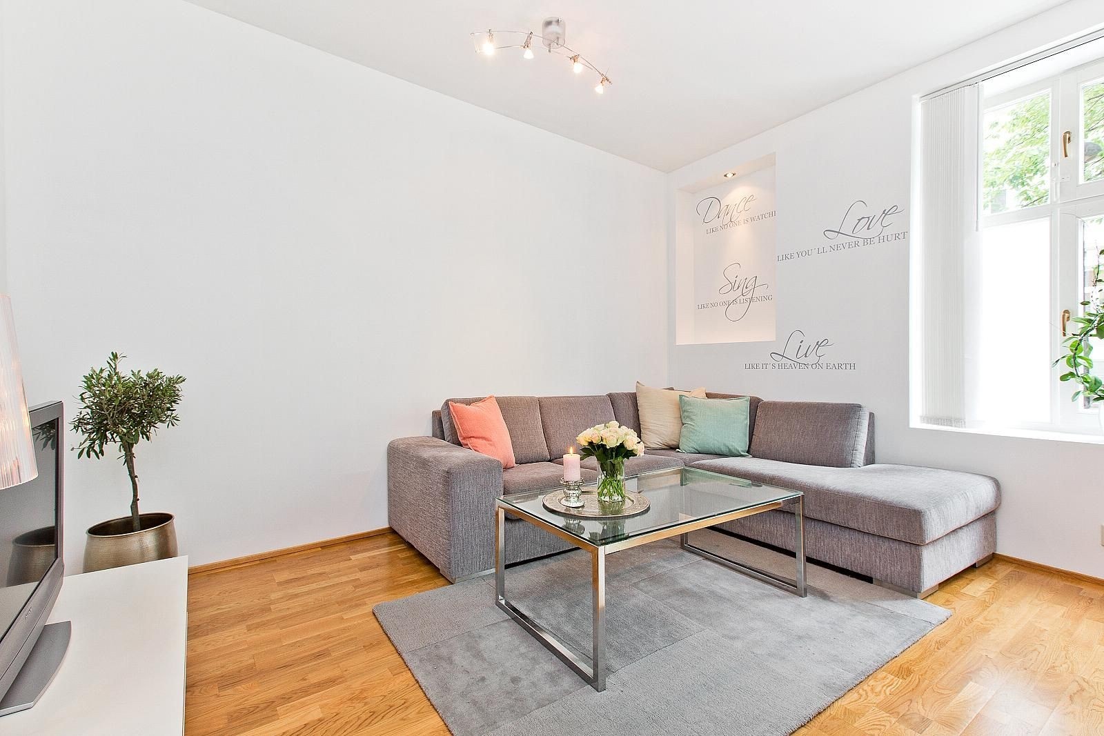 Stua er fint delt i flere møbleringssoner. Galleribilde