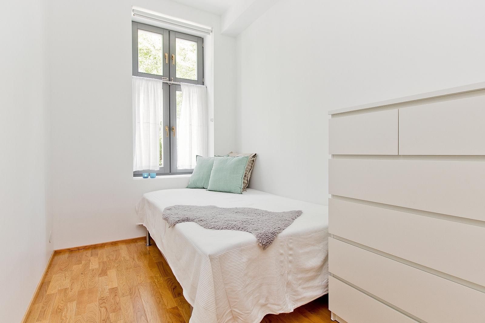 Soverom 2 med seng og kommode. Galleribilde