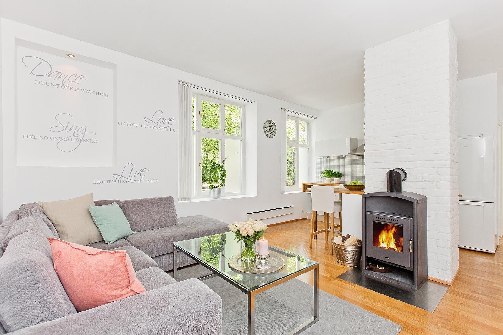 Lys og luftig stue av god størrelse. Boligen er ledig fra 1.10 til langtidsleie. Galleribilde