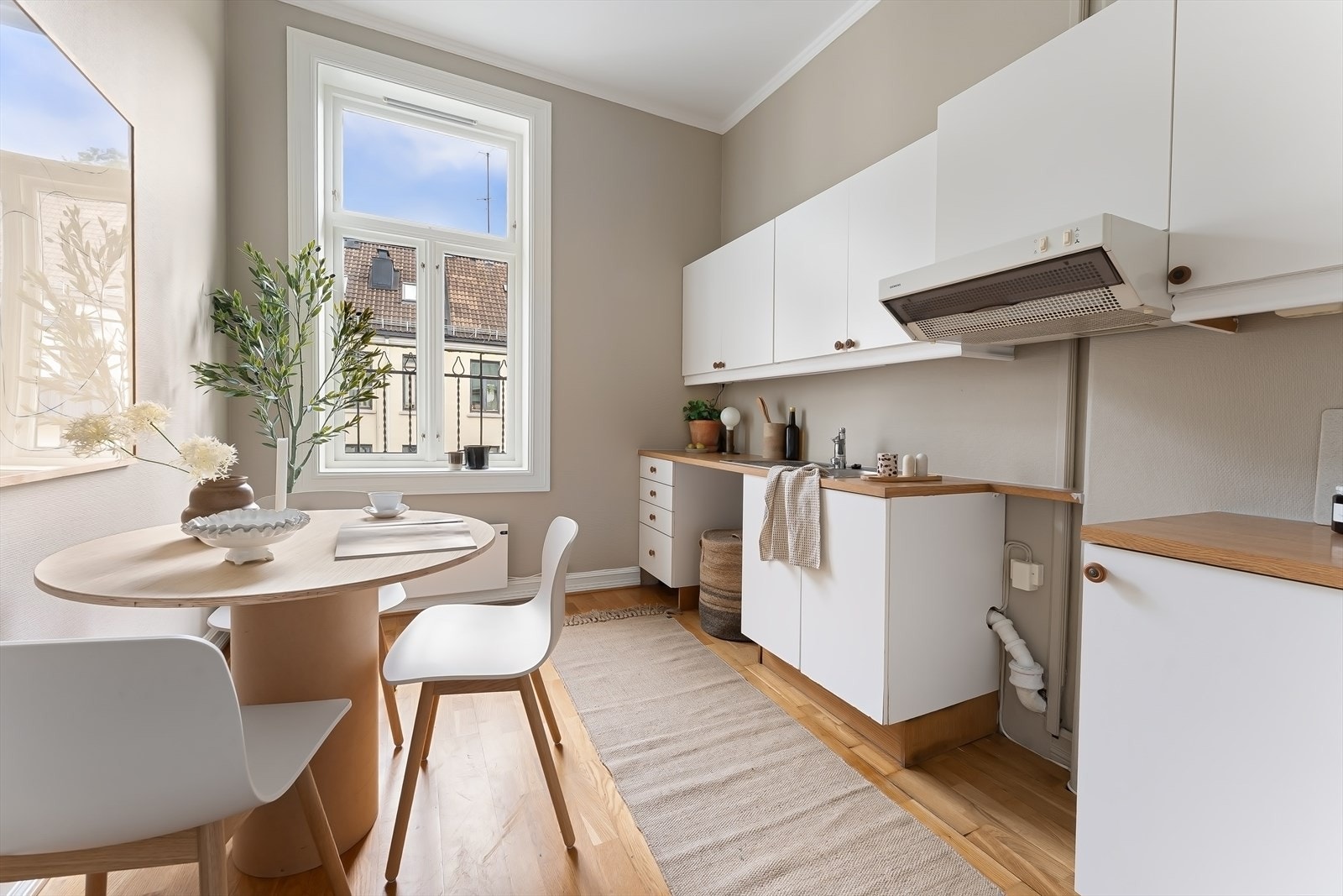 Kjøkken med glatte, folierte fronter og laminat benkeplate Galleribilde