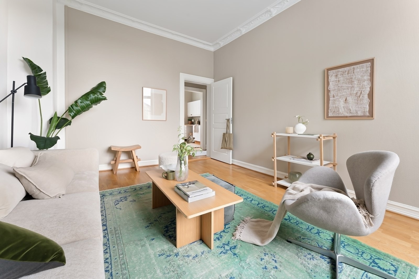 Den separate stue- og kjøkkenløsningen gir stuen mer plass til møblering og sosialt samvær Galleribilde