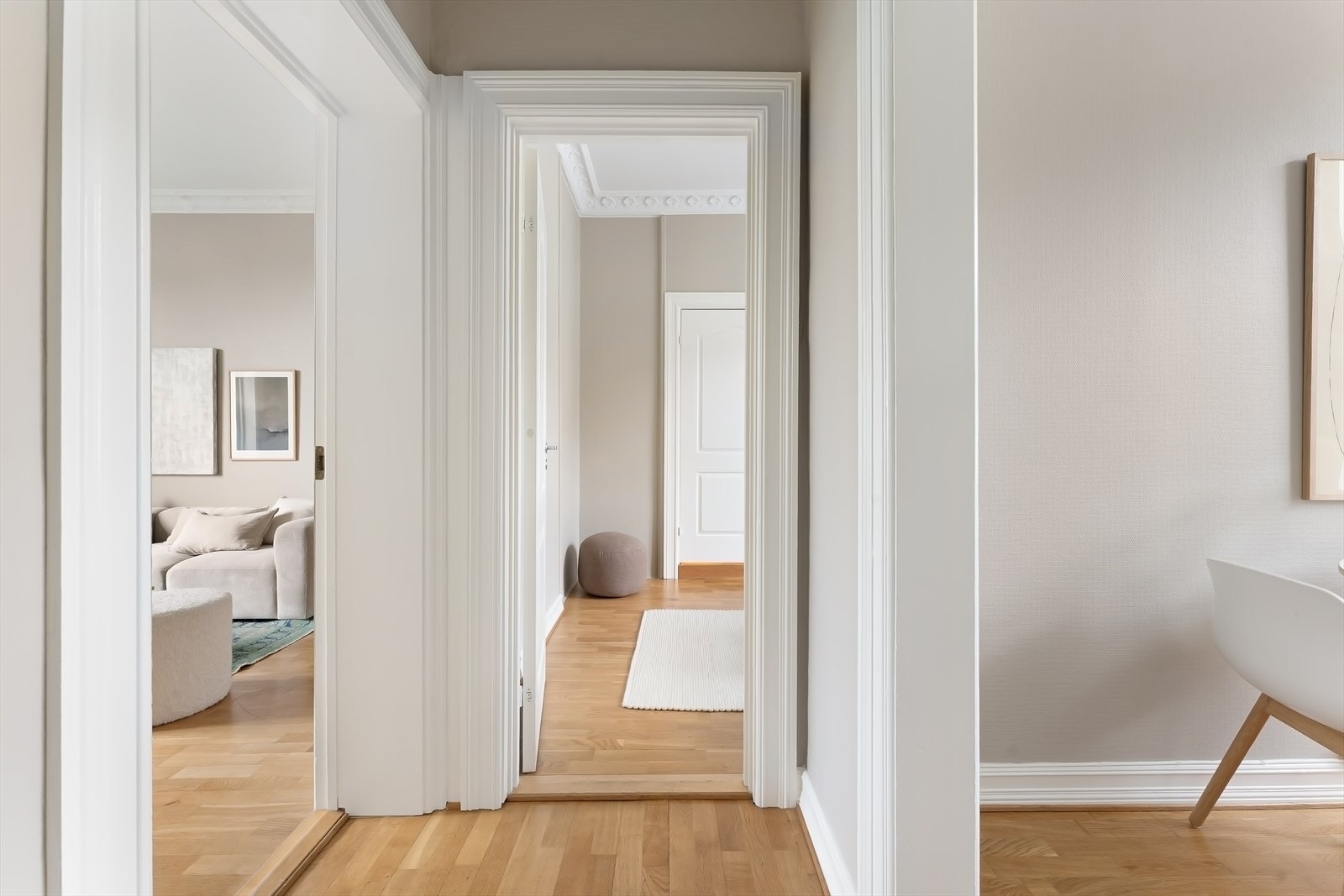 Hvite, profilerte dørkarmer rammer inn rommene på en vakker måte og gir et eksklusivt inntrykk Galleribilde