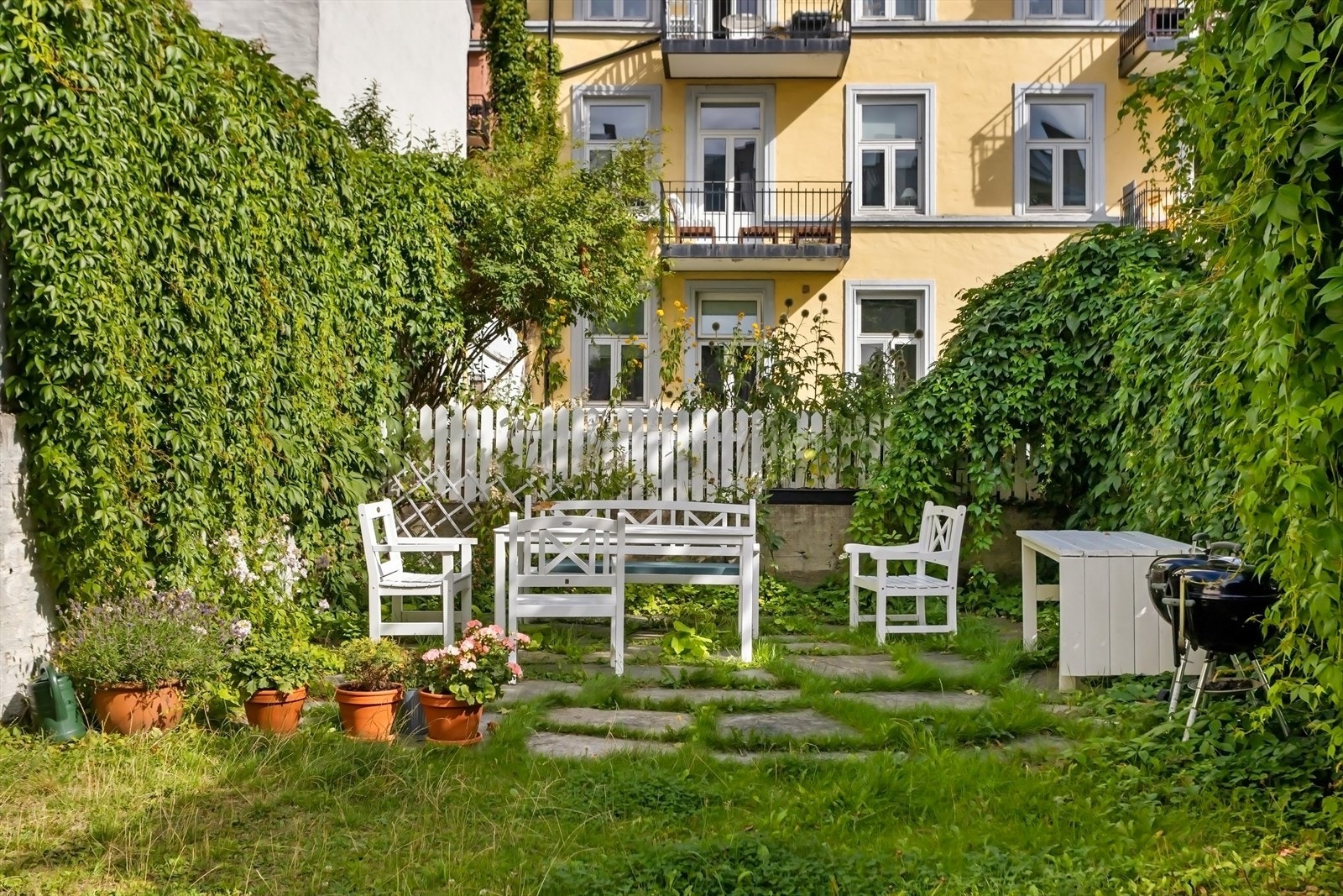 Innbydende og skjermet bakgård, perfekt for avslapning og sosiale sammenkomster Galleribilde