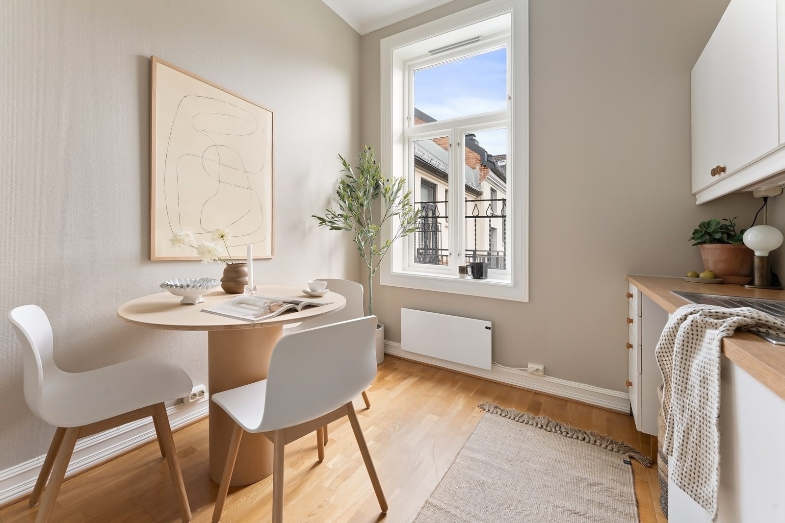 Sosialt kjøkken med plass til spisegruppe Galleribilde