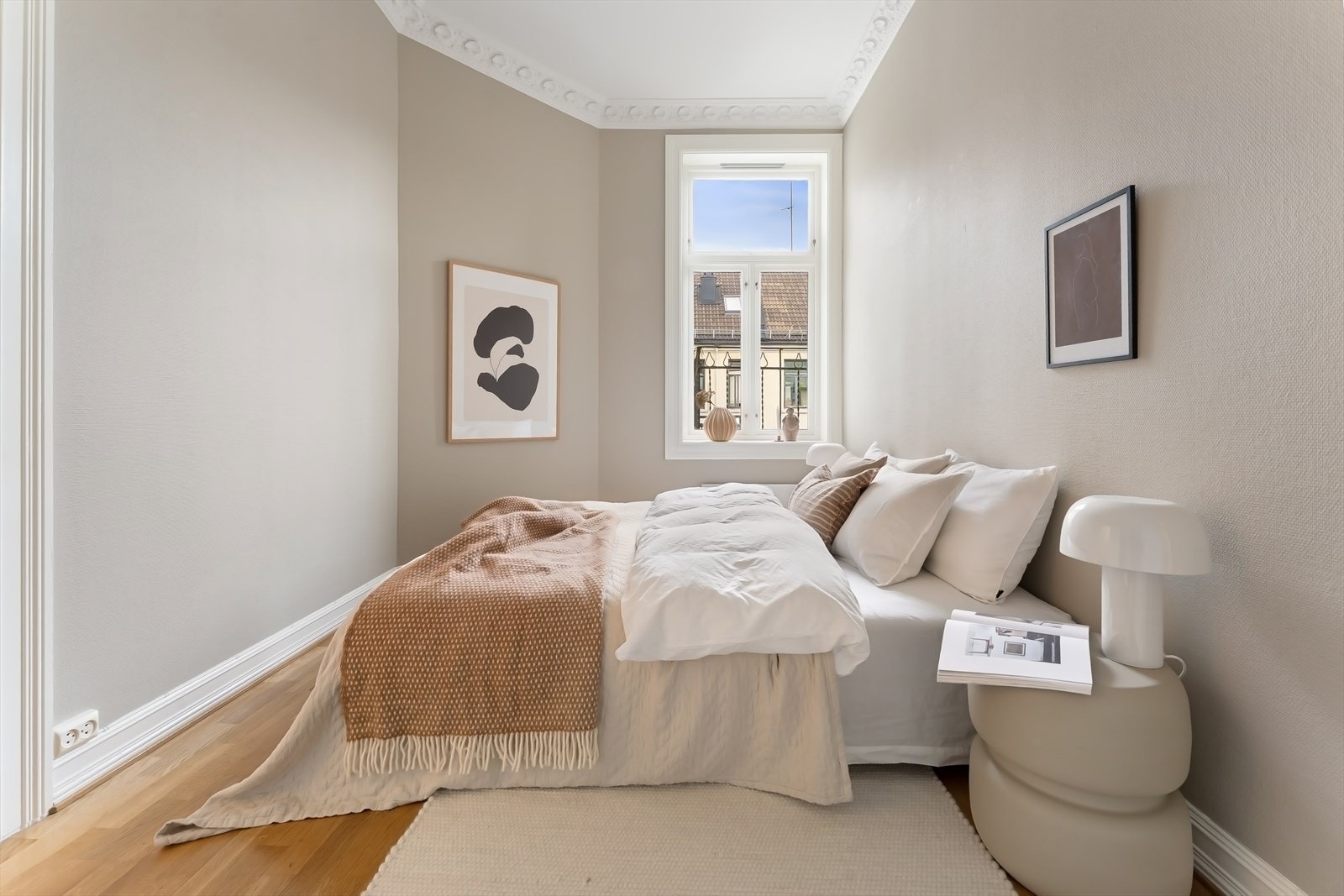 Leilighetens soverom er lys og romslig med god plass til seng og oppbevaring Galleribilde