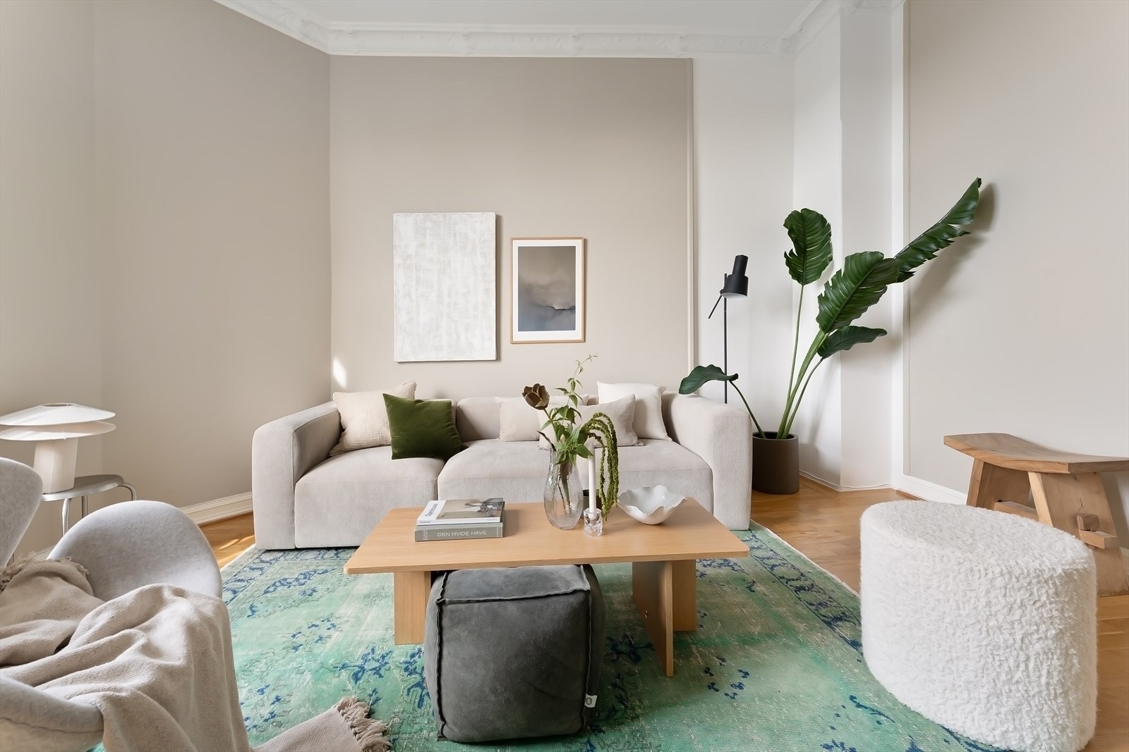 Den generøse takhøyden skaper en åpen og elegant romfølelse Galleribilde