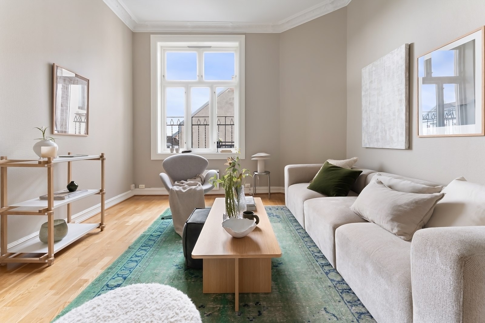 Leiligheten har en behagelig romfølelse med gjennomgående parkett og god planløsning Galleribilde