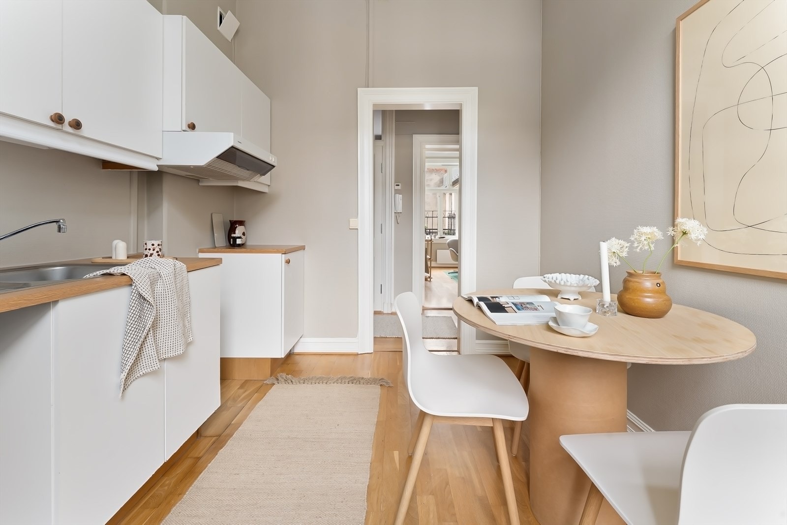 Hvite fronter og god planløsning gir et lyst og funksjonelt kjøkken Galleribilde