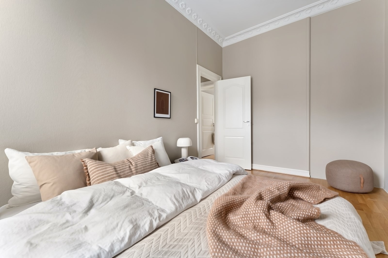 Soverommet er malt i duse og behagelige toner Galleribilde