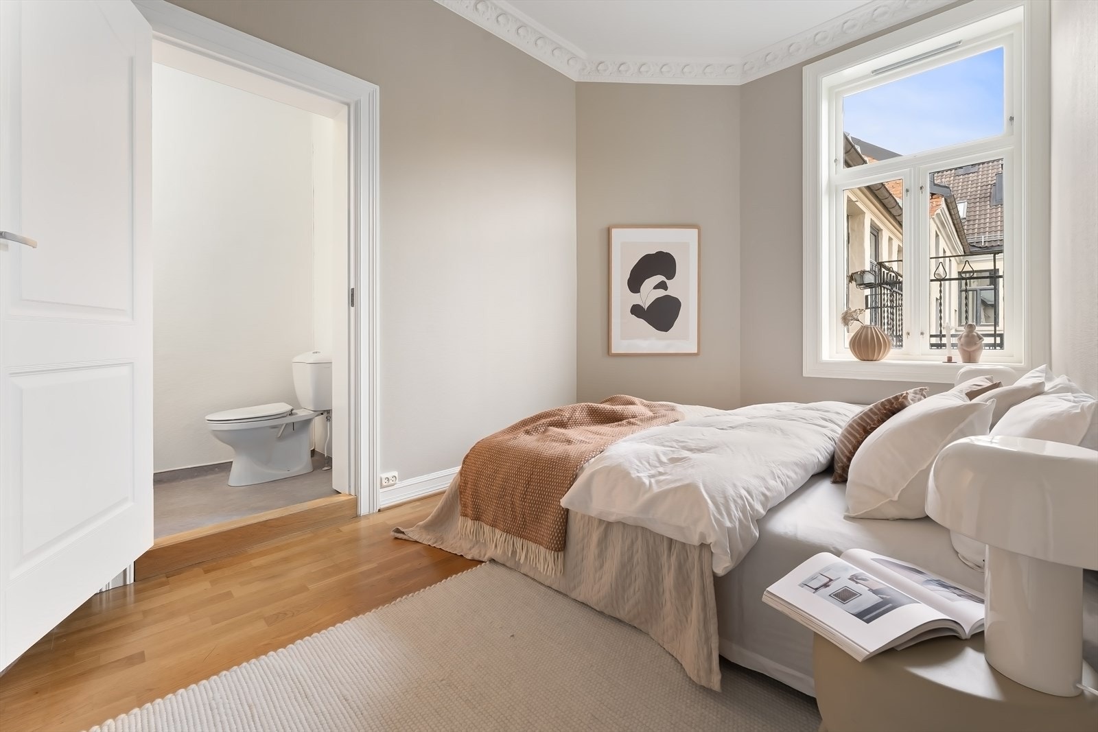 Fra soverommet har du direkte adkomst til leilighetens baderom Galleribilde