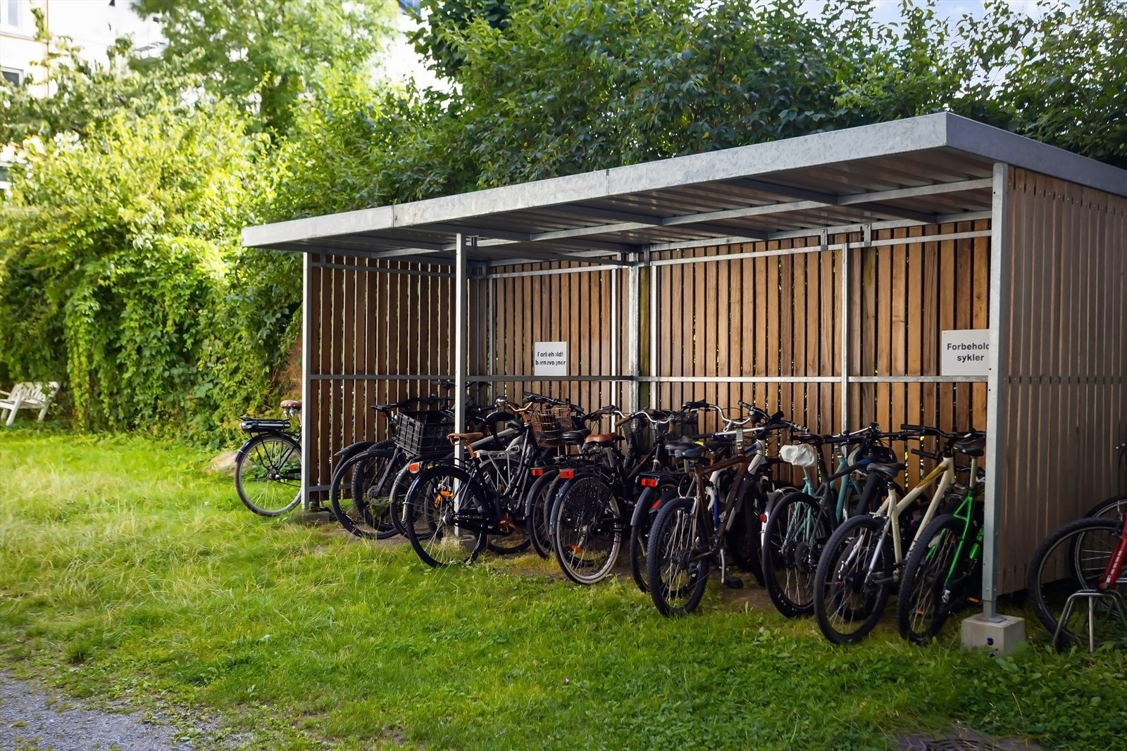 I bakgården tilbyr sameiet et solid, overbygd sykkelstativ med god plass Galleribilde