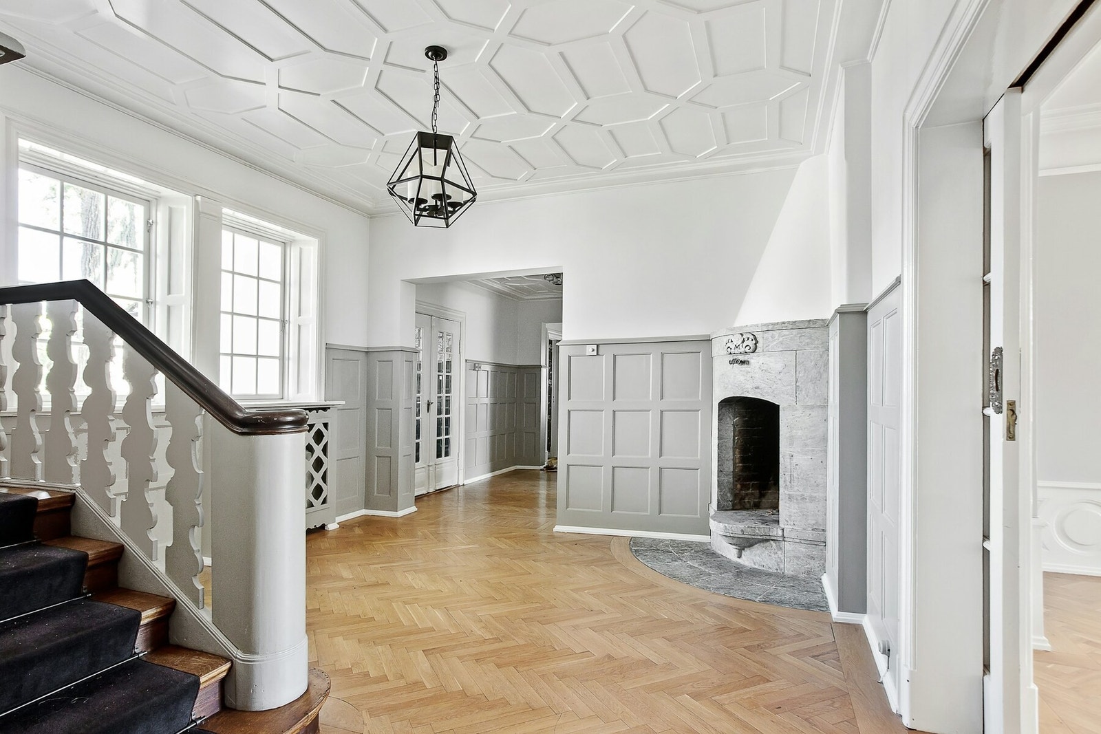 Huset har en god og arealeffektiv planløsning der arkitektene har tatt hensyn til lys og luft. Villaens sjel og originalitet er godt bevart i flott kombinasjon med tidsmessige utstyr, material og fargevalg. Galleribilde