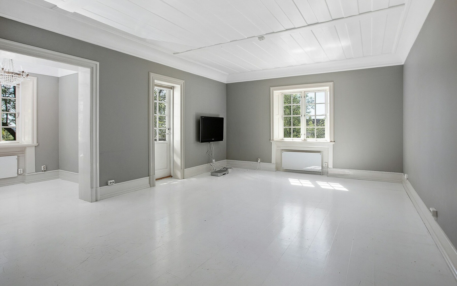 Stort og lyst hovedsoverom med his and hers badeværelser og utgang balkong. Galleribilde