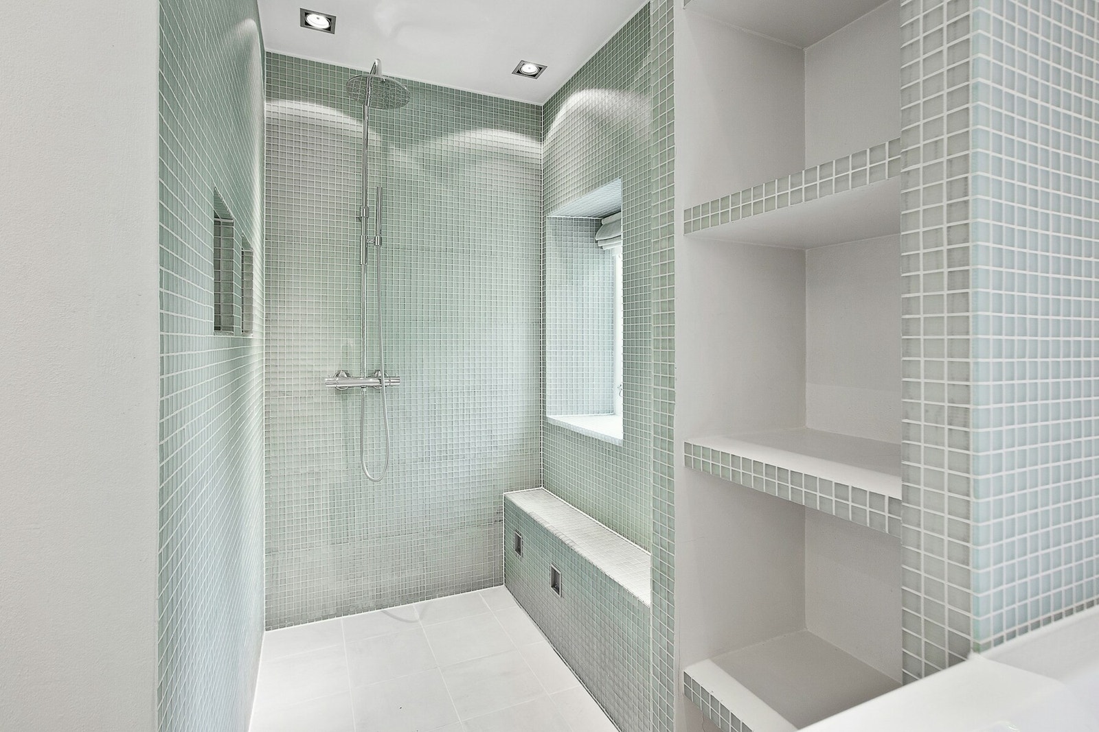 På baderommet er det flislagte mosaikk fliser. Galleribilde