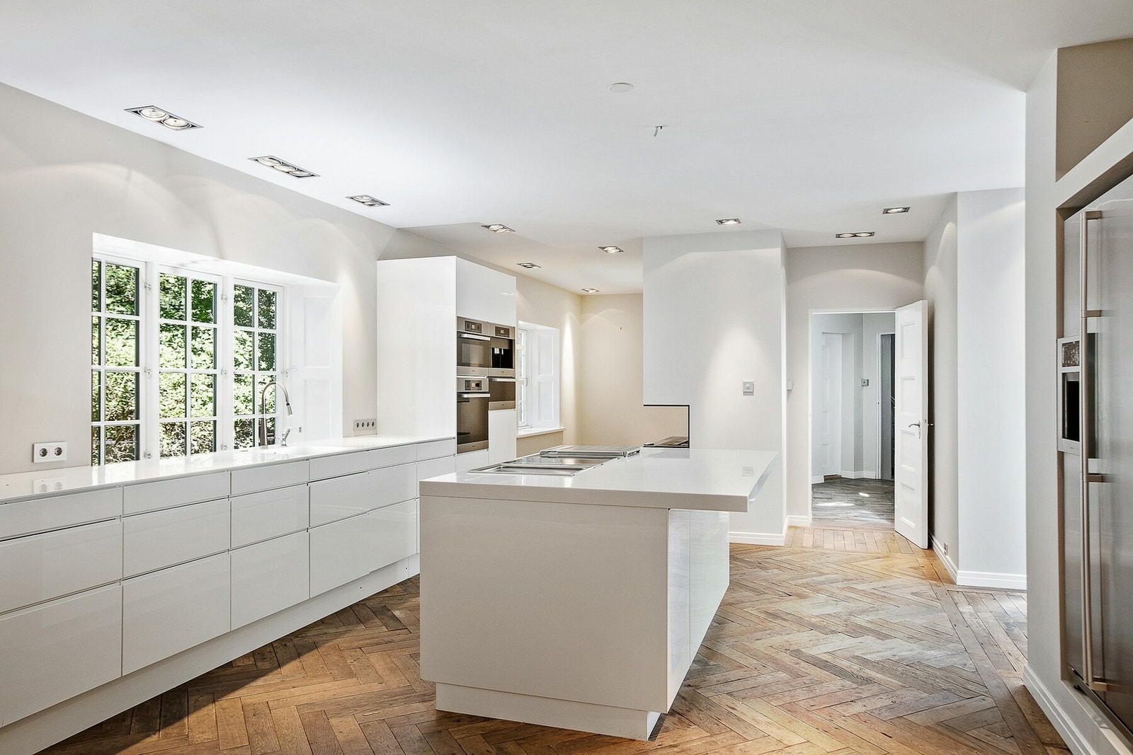 Påkostet og meget velutstyrt kjøkken med innredning fra Multiform, kjøkkenøy praktisk plassert i rommet. Galleribilde