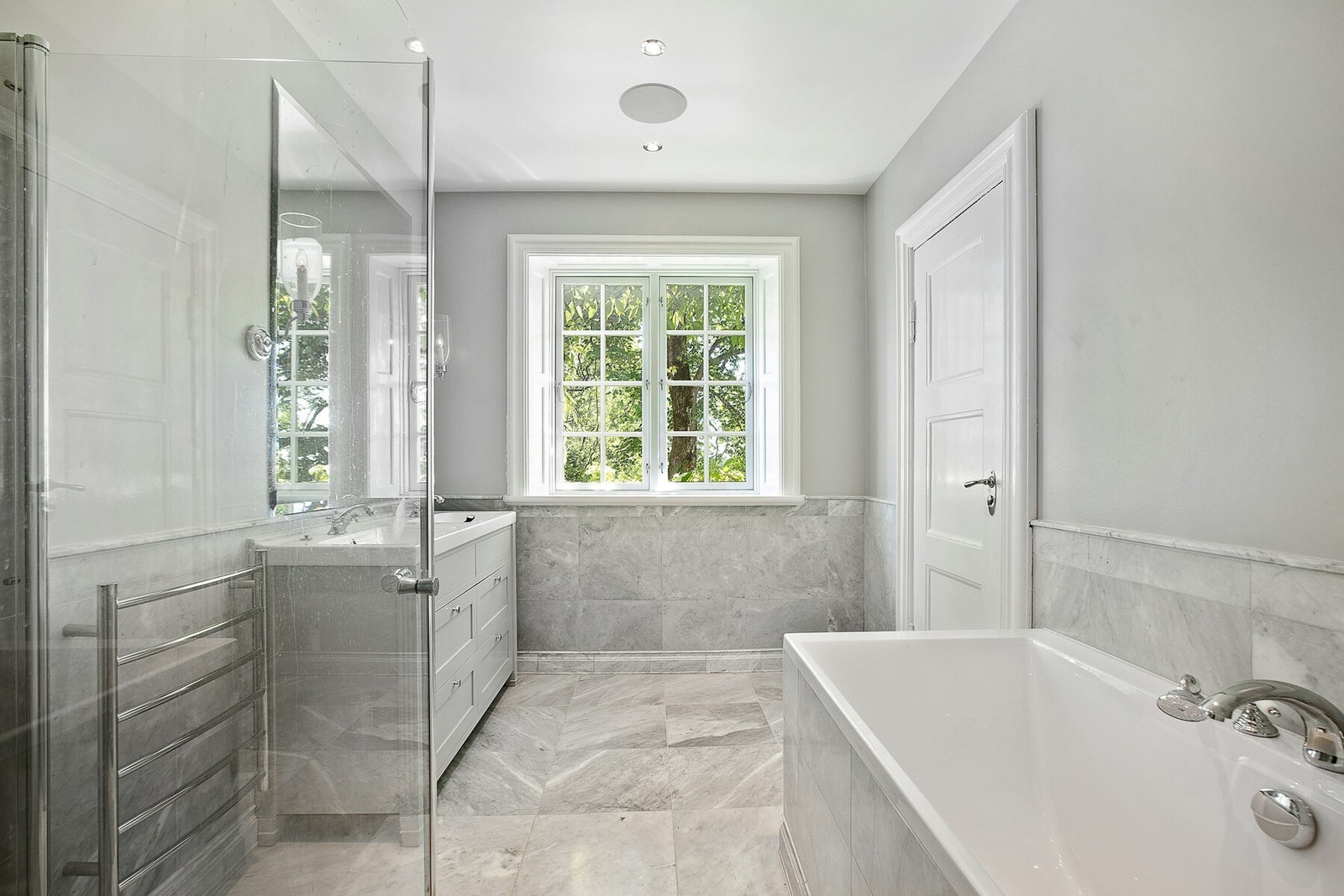 Vinduet på badet med hyggelig utsikt over "parken". Galleribilde