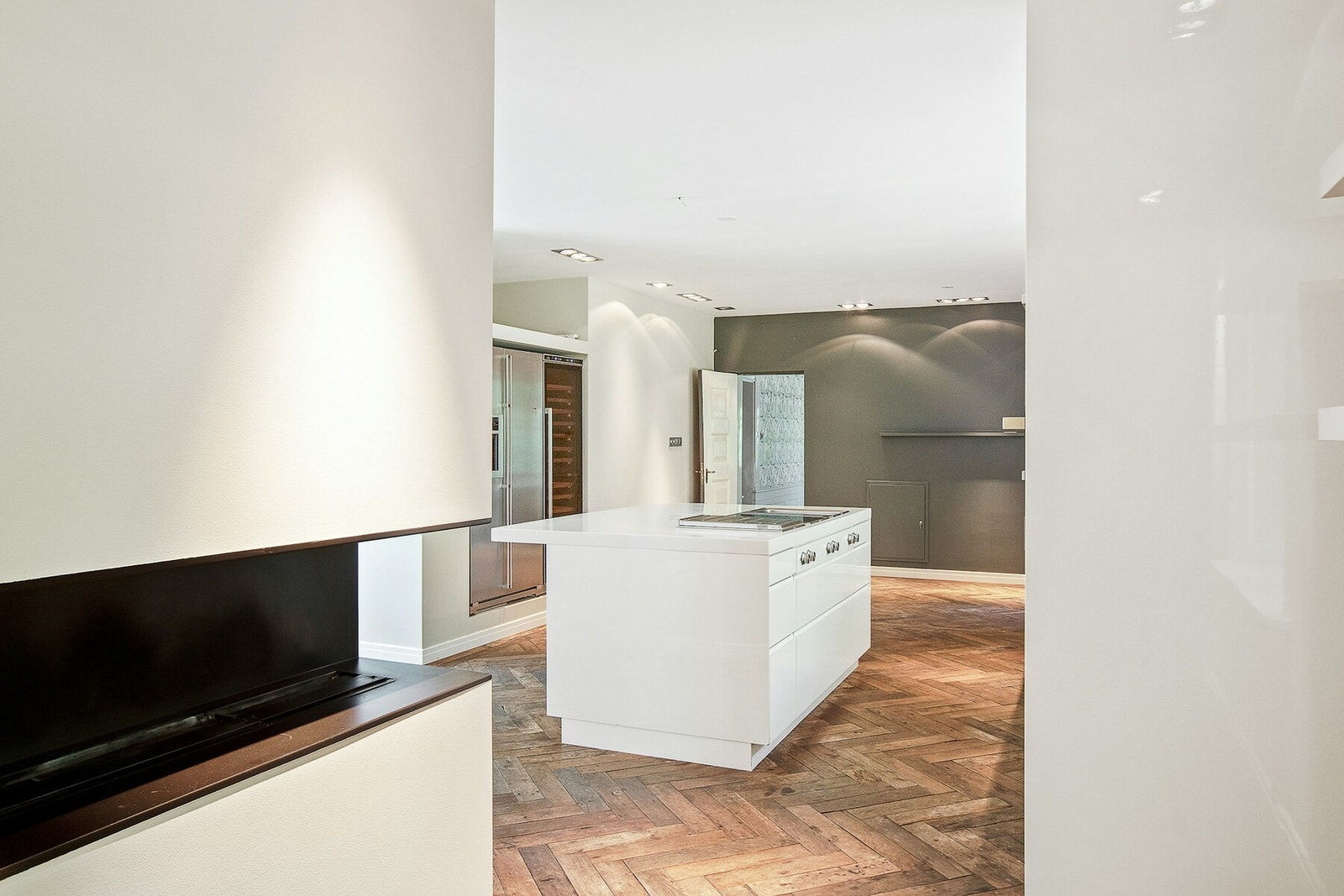 Åpen gasspeis på vegg vendt mot spiserom. Galleribilde