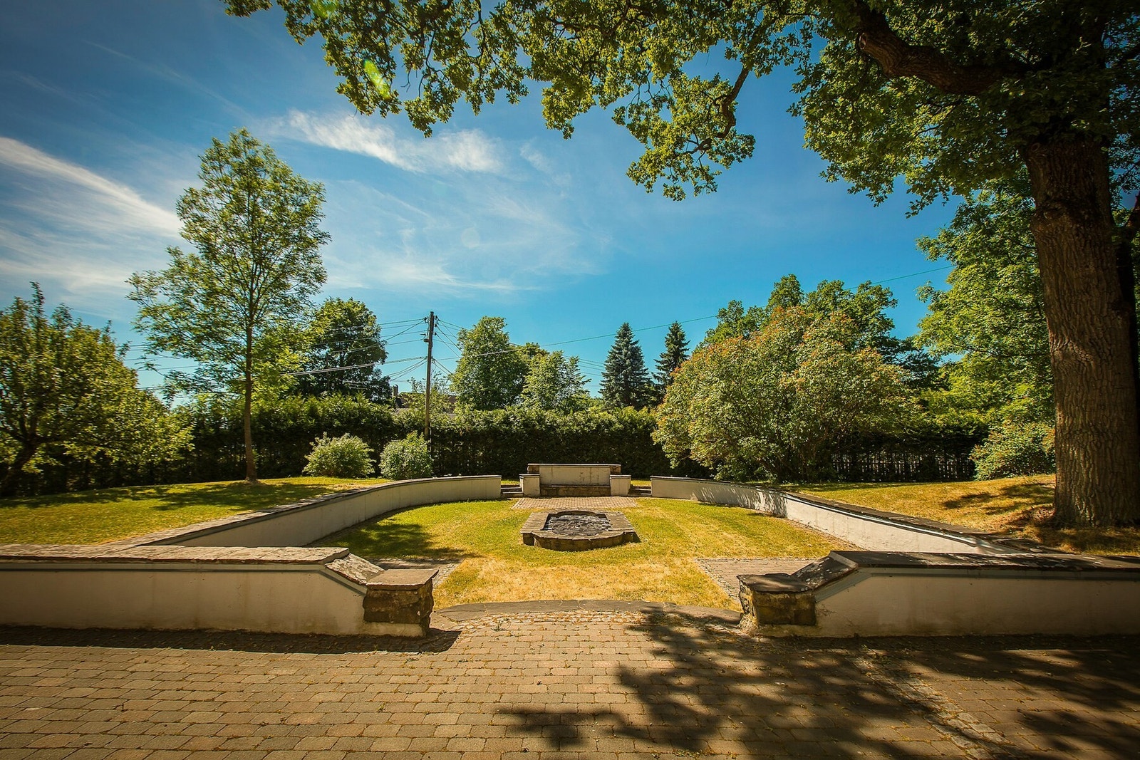 Den originale "kulp" i haven planert og delvis steinlagt med oppmurt bed i senter. Galleribilde