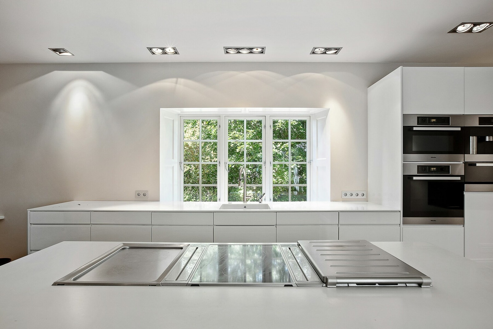 Nedfelt induksjon platetopp, to gassbluss samt Teppan Yaki plate. To stk. nedfelte ventilator vifter i benk. Galleribilde