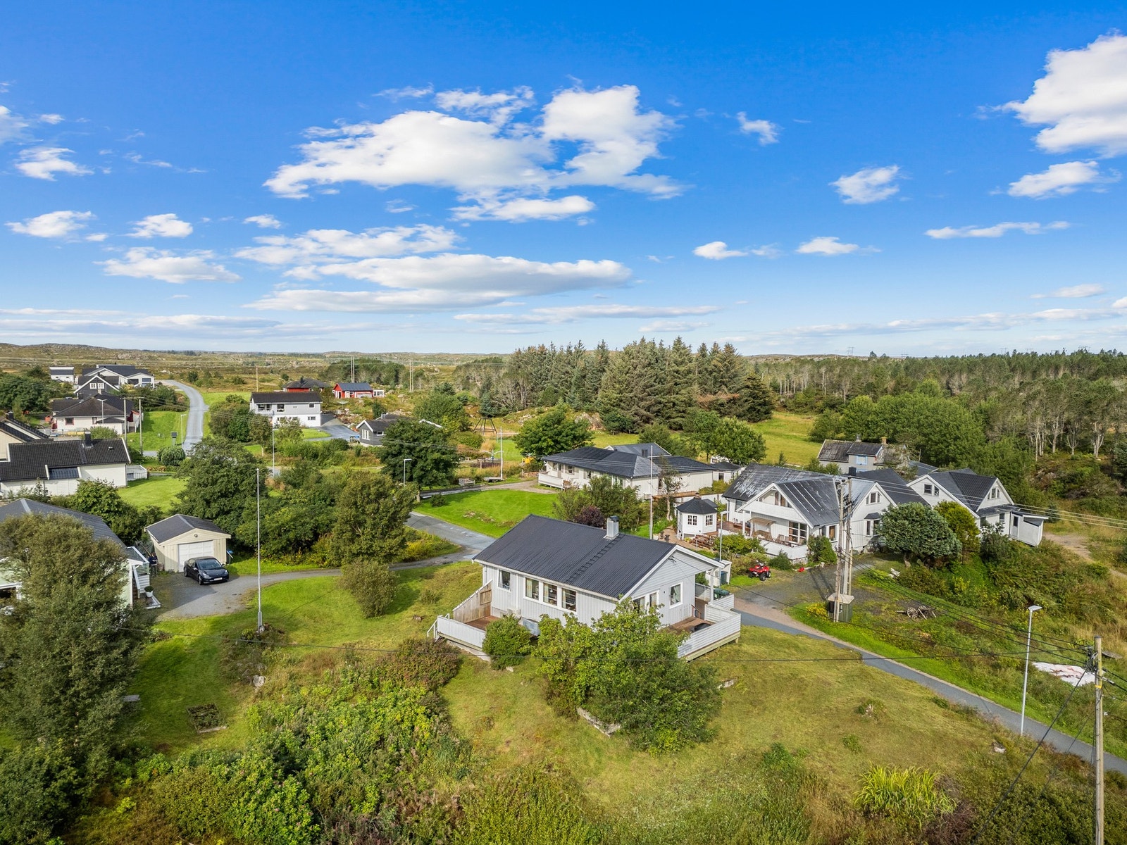 Nesset barnehage ligger kun et steinkast unna. På Sistranda har man flere skoler, dagligvarebutikk, kjøpesenter og treningssenter. Galleribilde