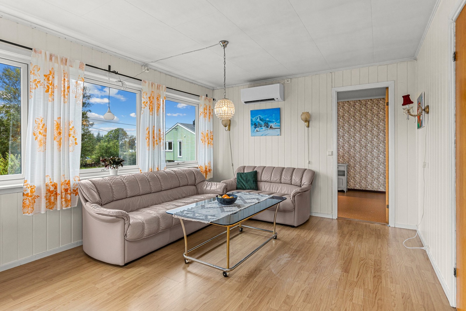 Her er det god plass for sofa og TV-løsning. Varmepumpe ble montert i 2023. Galleribilde