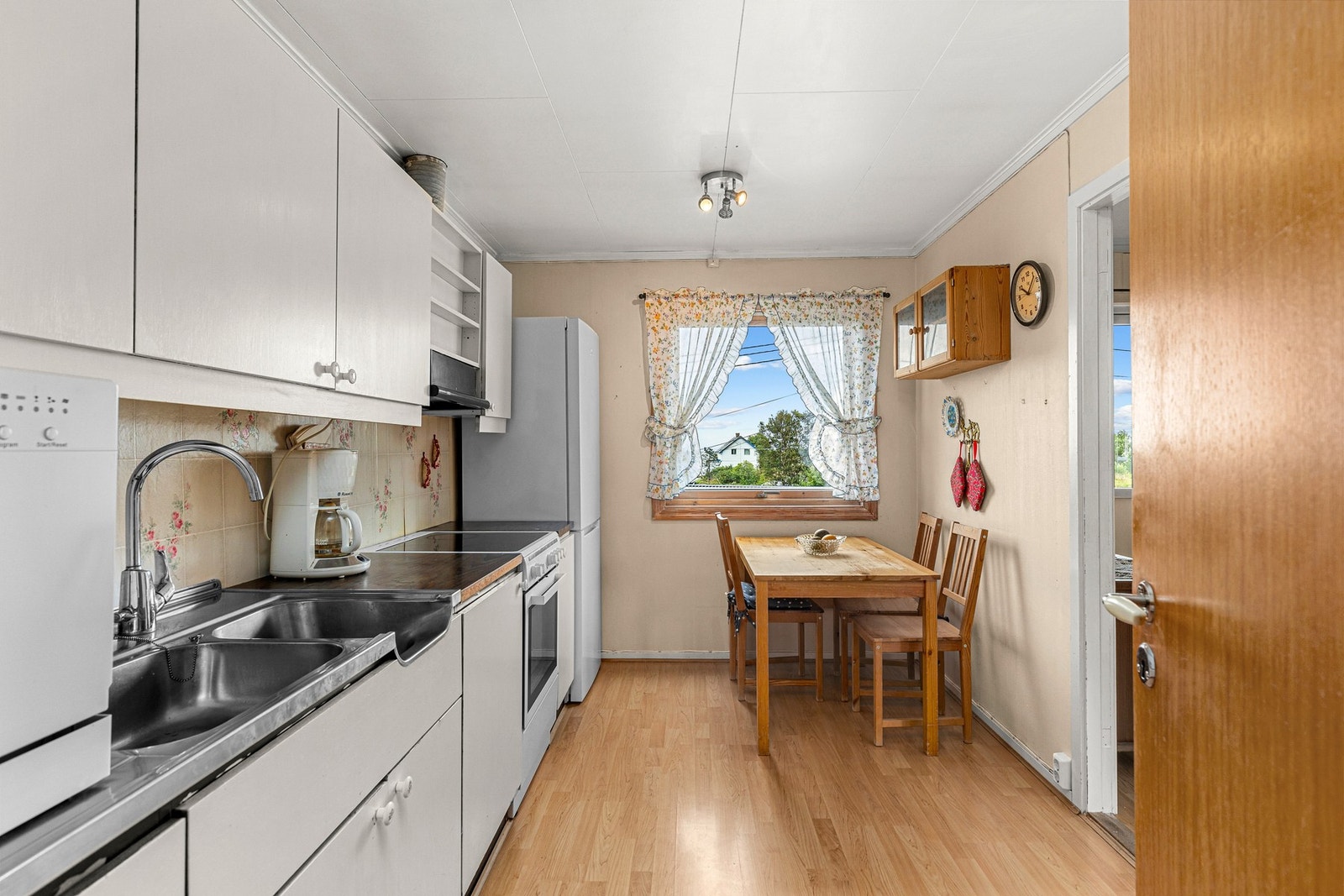 Kjøkkenet er av romslig størrelse og har god plass for en trivelig spiseseksjon ved vinduet. Galleribilde