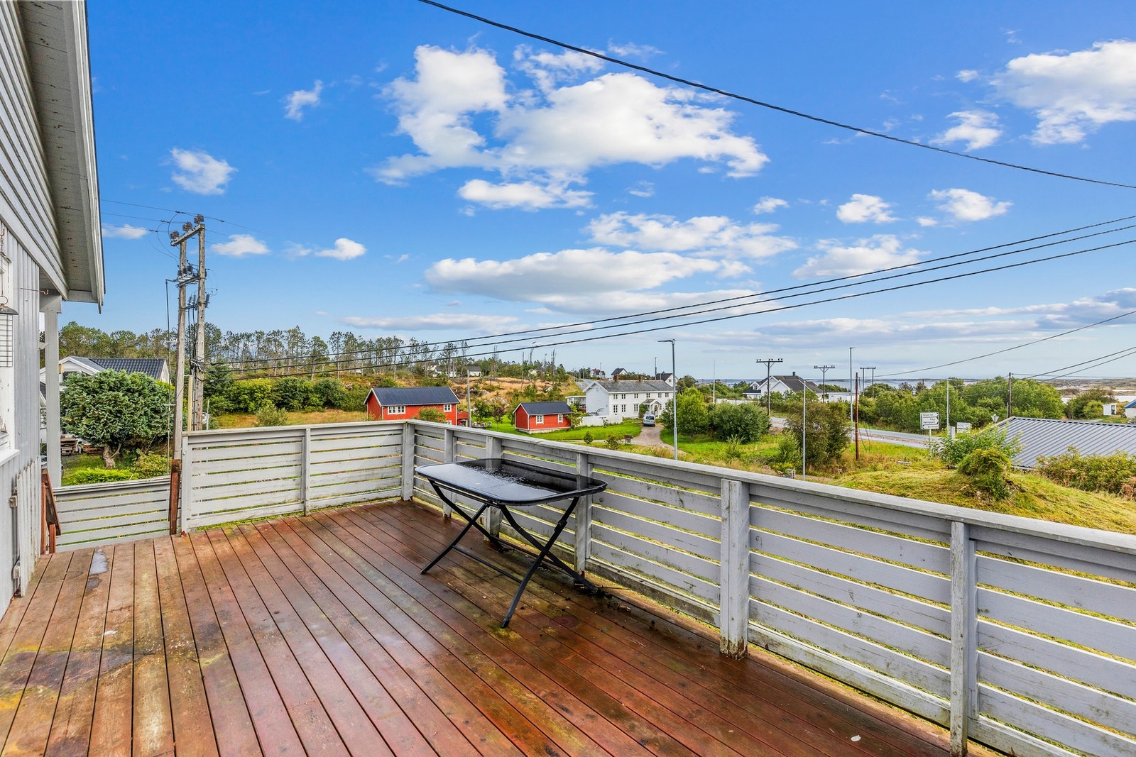 Det finnes ingen foranliggende boliger som skjermer for utsikten, og det finnes svært lite støy og andre uromomenter som man må forholde seg til. Galleribilde