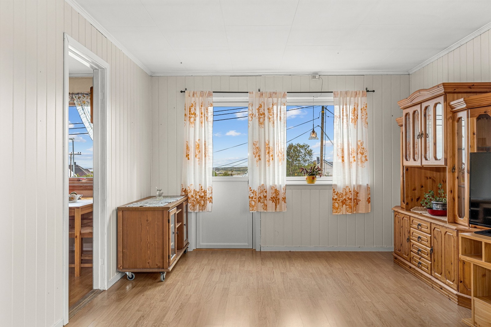 Vinduer på stue og sørvestvegg, terrassedør og ytterdør er byttet i 2014 og 2016. Galleribilde