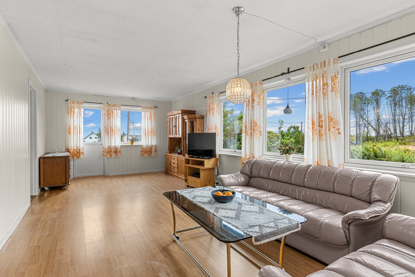 Store vindusflater slipper til rikelig med naturlig dagslys og bidrar til en god atmosfære i rommet. Galleribilde