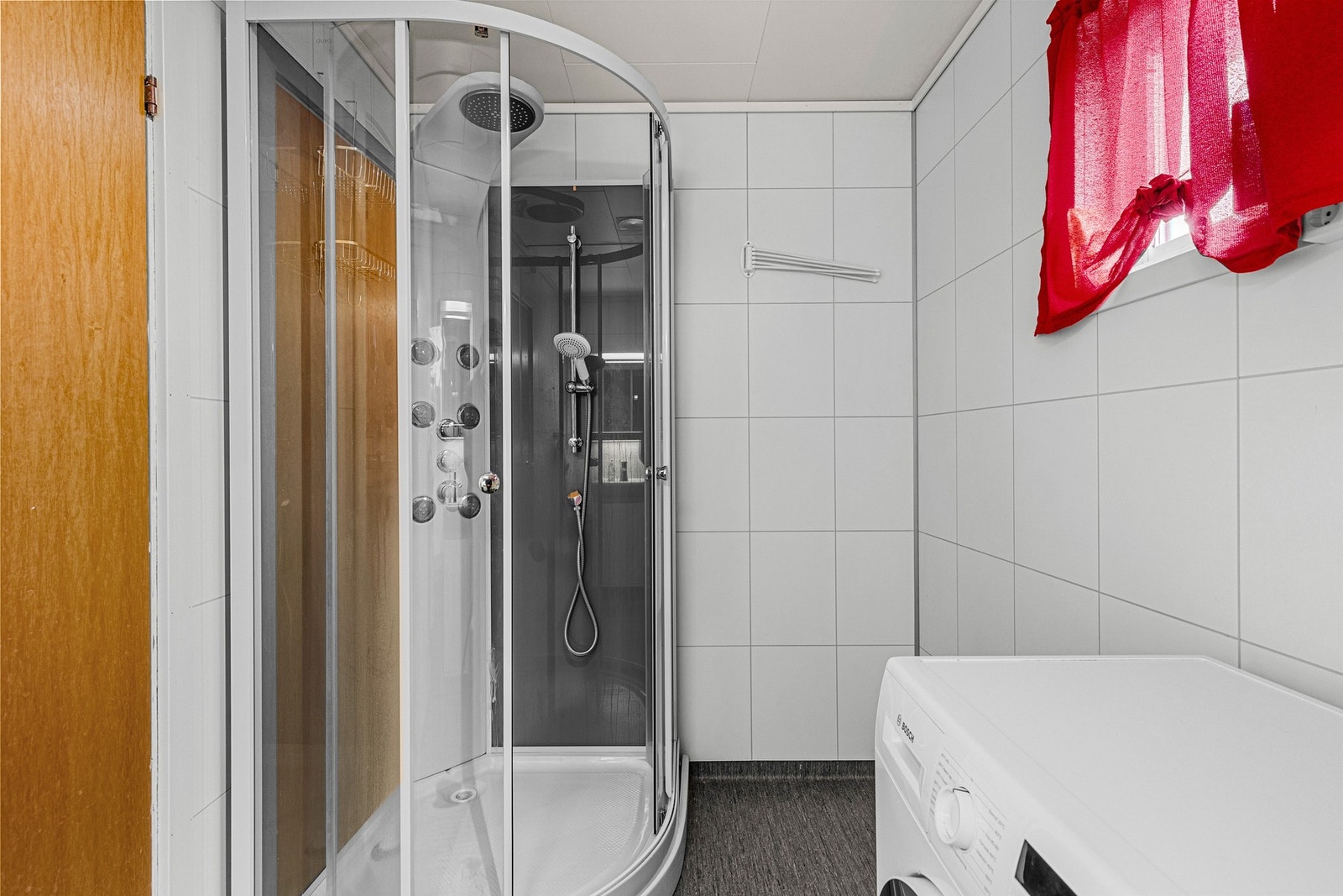 Badet er pusset opp i nyere tid. Under oppussingen ble det bl.a. lagt nye varmekabler i gulv. Galleribilde