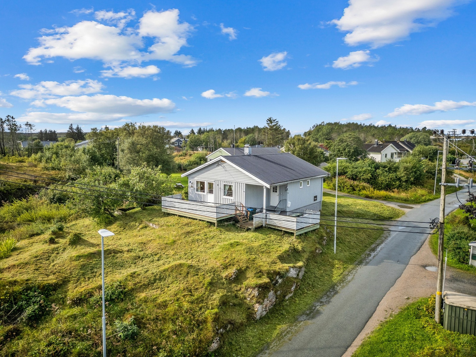 Boligen ligger fint til i rolige omgivelser, kun en 5-6 minutters kjøretur unna Sistranda. Galleribilde