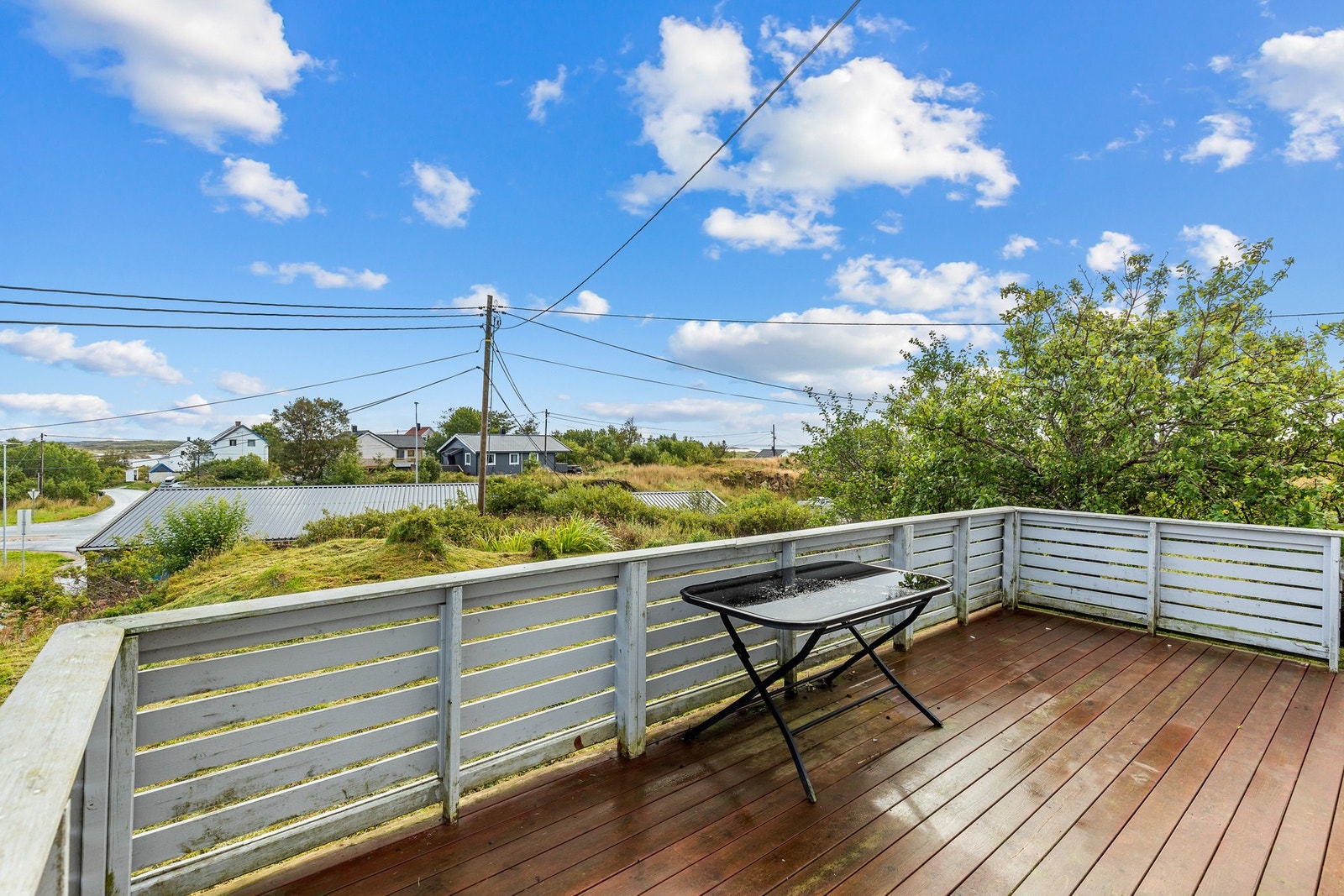 Huset nyter godt av to verandaer, en vendt mot øst og en mot sør. Her kan man fra den ene nyte sola om morgenen, og fra den andre nyte sola på dagtid. Galleribilde