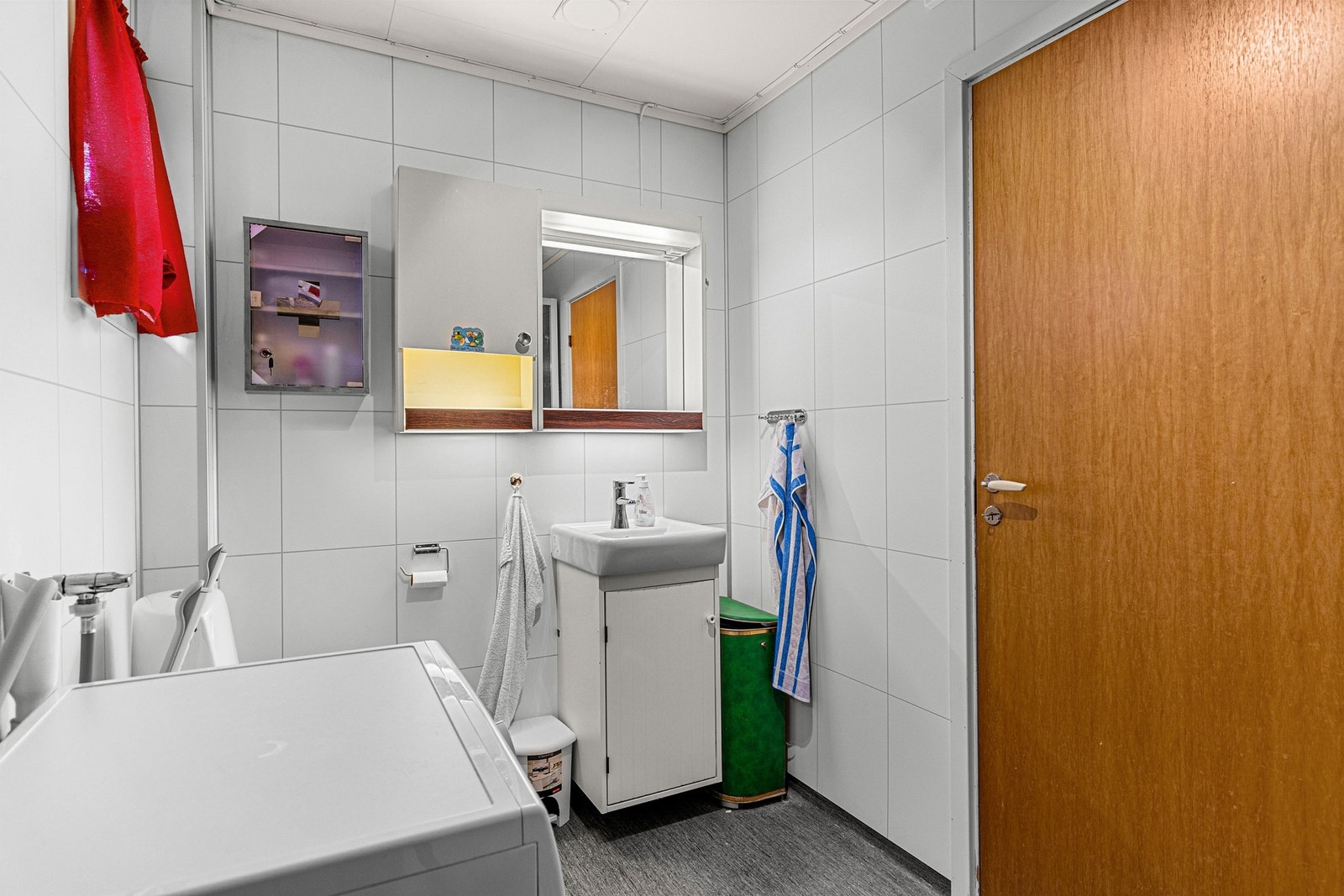 Det har for øvrig tidligere vært et separat toalettrom. Veggen mellom det tidligere toalettrommet og badet ble fjernet til fordel for større baderom. Galleribilde