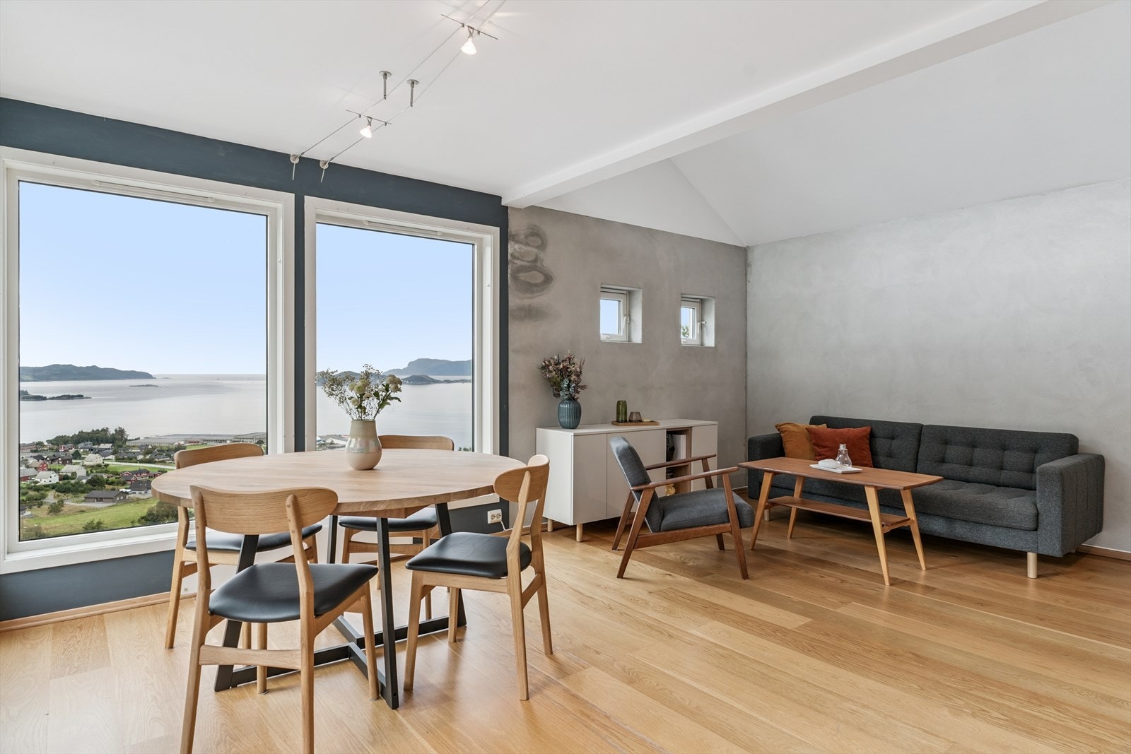 Moderne miks av betong tregulv og malte overflater Galleribilde