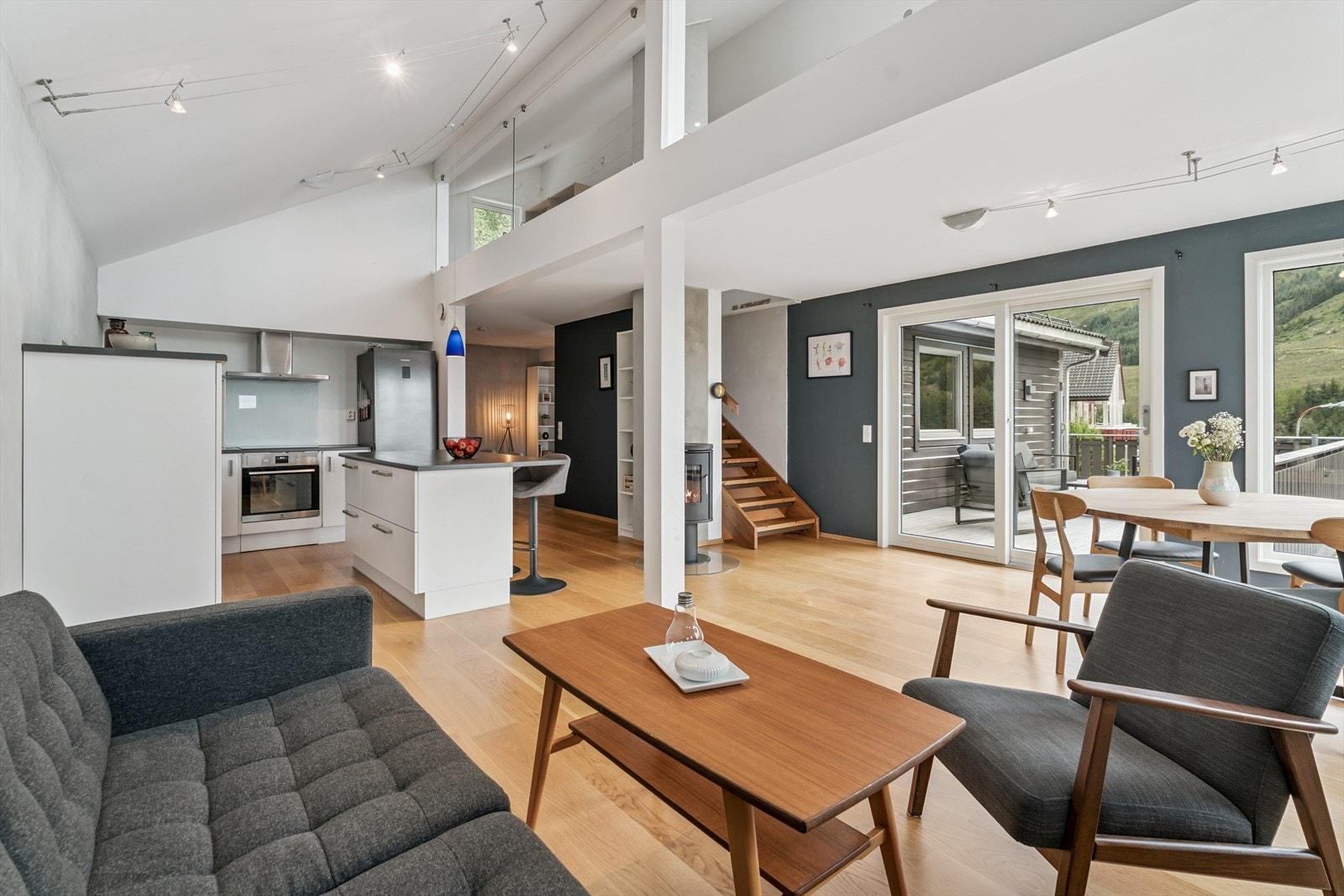 Stuen er stor med gode møbleringsmuligher Galleribilde