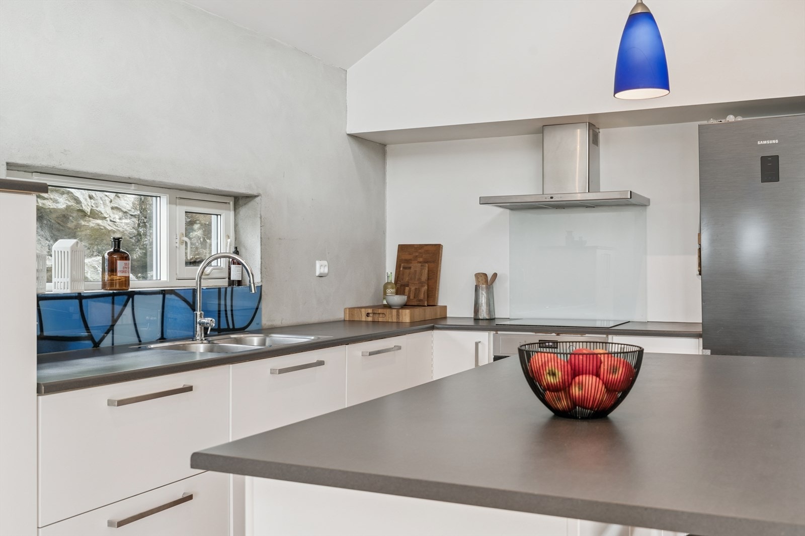 Det er oppvaskmaskin, induksjonstopp og stekeovn integrert i innredningen Galleribilde