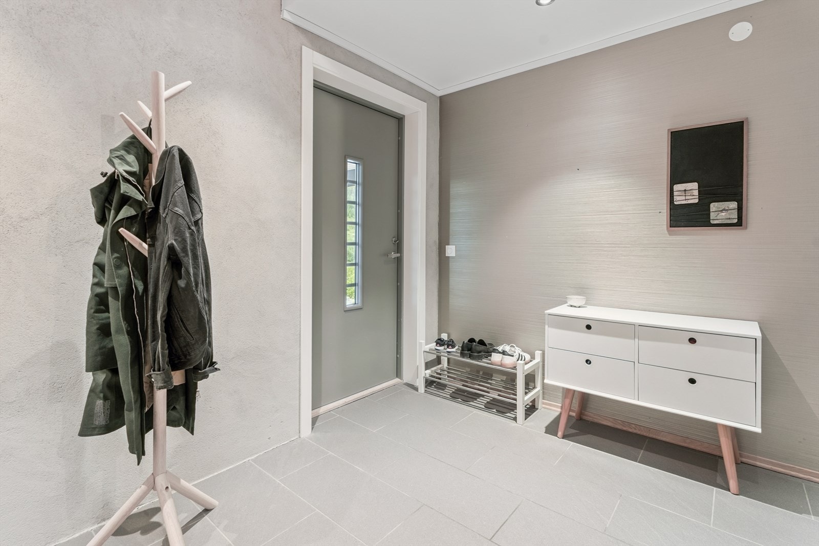 Inngangsparti med god plass til sko og yttertøy Galleribilde