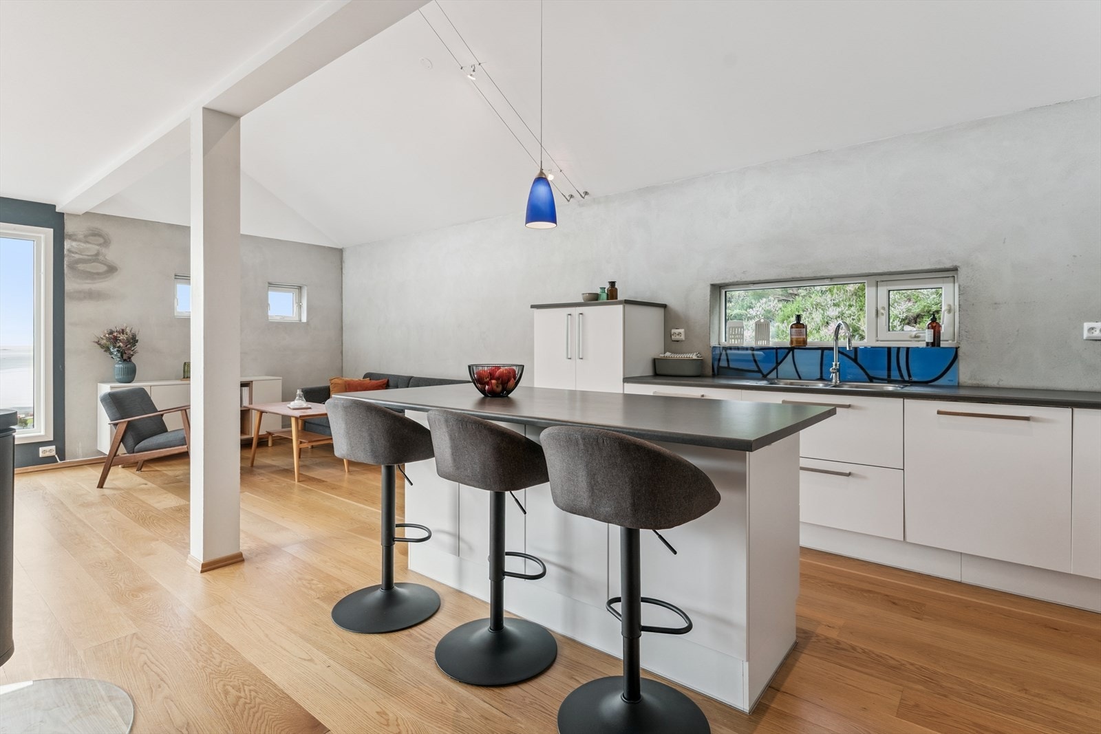 Et sosialt kjøkken med åpen løsning mot stue og spisestue Galleribilde