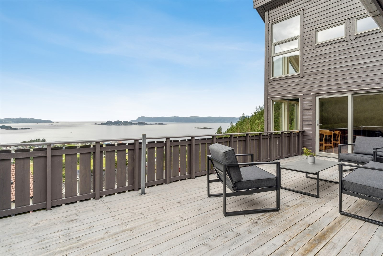 Utgang til stor terrasse fra stuen/spisestuen Galleribilde