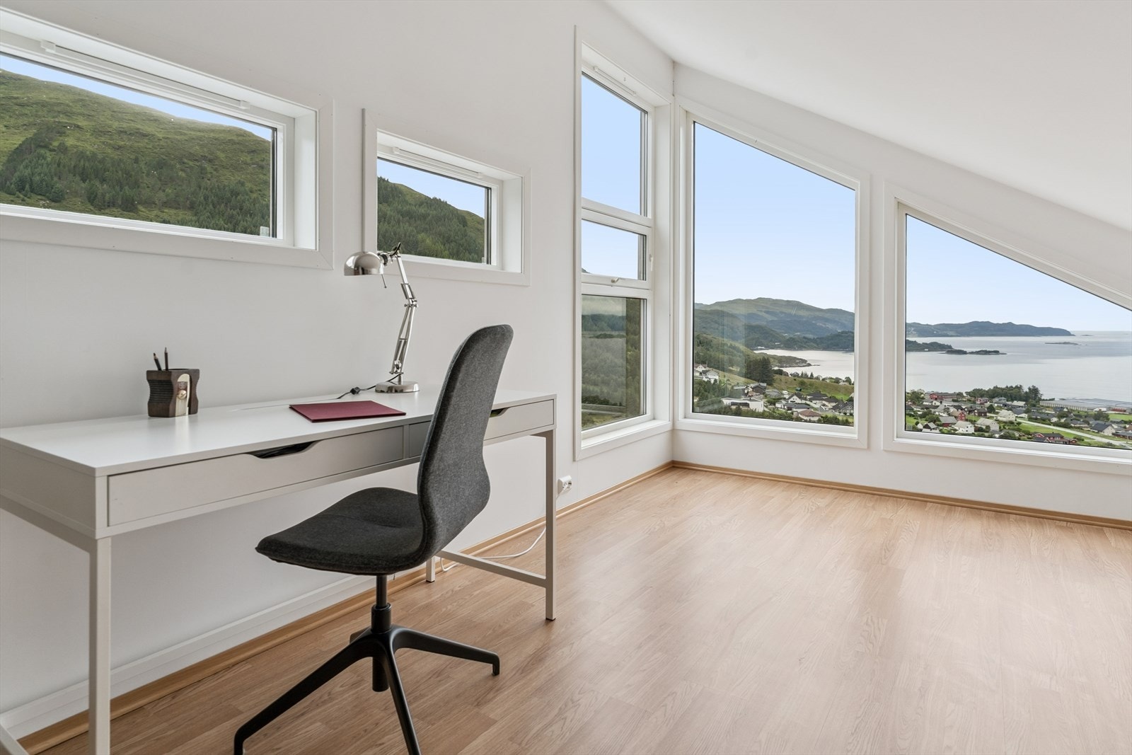 Stort og lyst rom Galleribilde