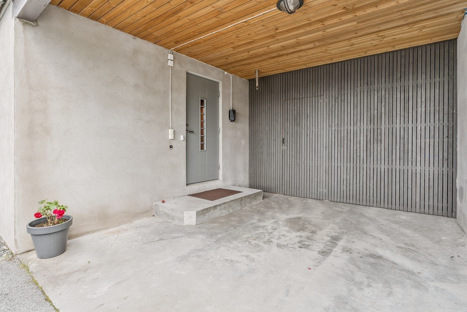 Carport med direkte inngang til huset og til utvendig bod Galleribilde