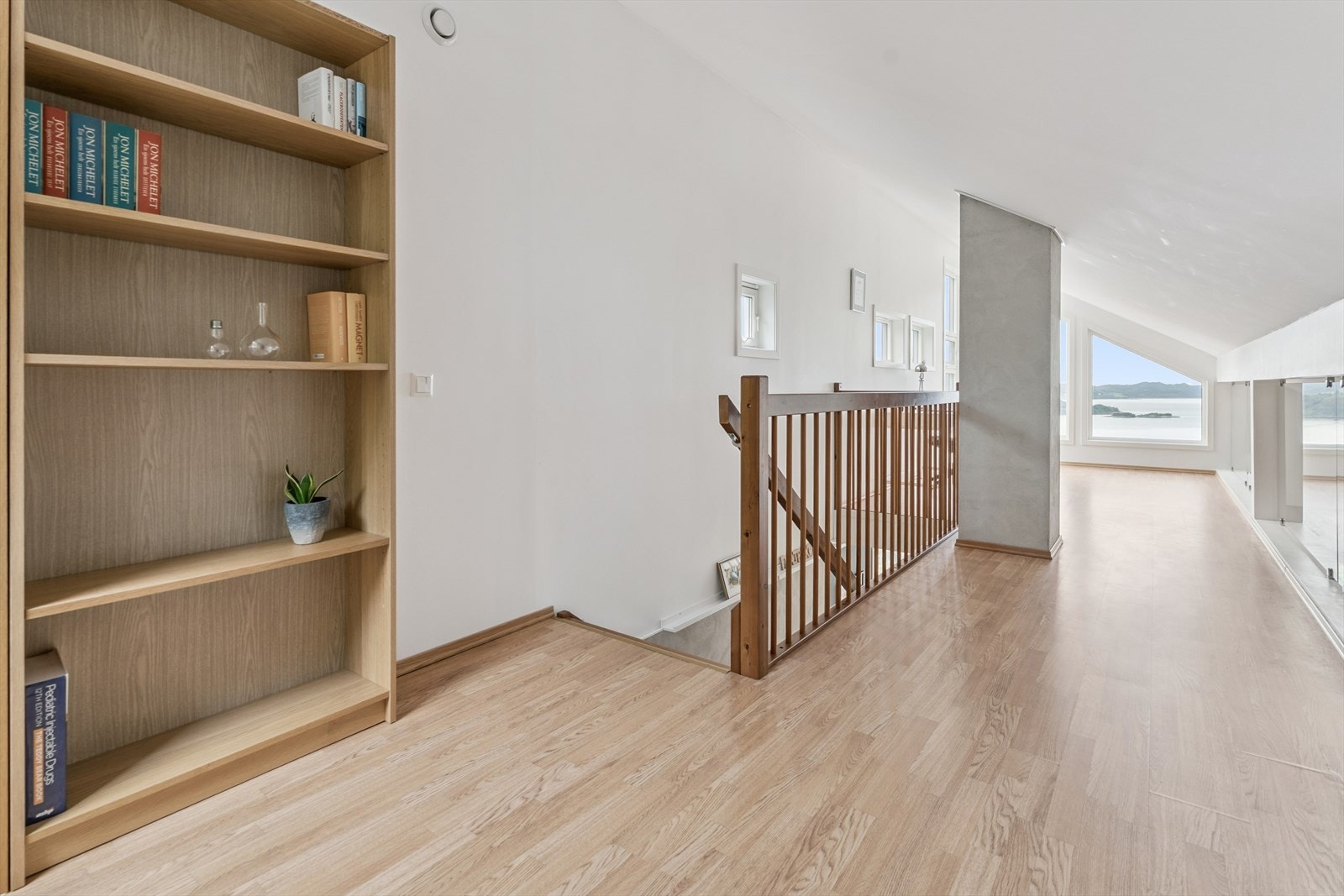 Loftsetasje med utgang til veranda på baksiden av huset Galleribilde