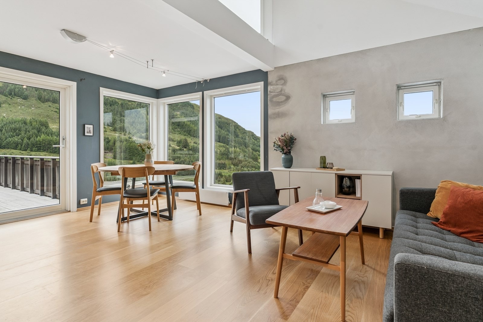 Her er god takhøyde og store vindusflater med lysinnslipp fra flere sider Galleribilde