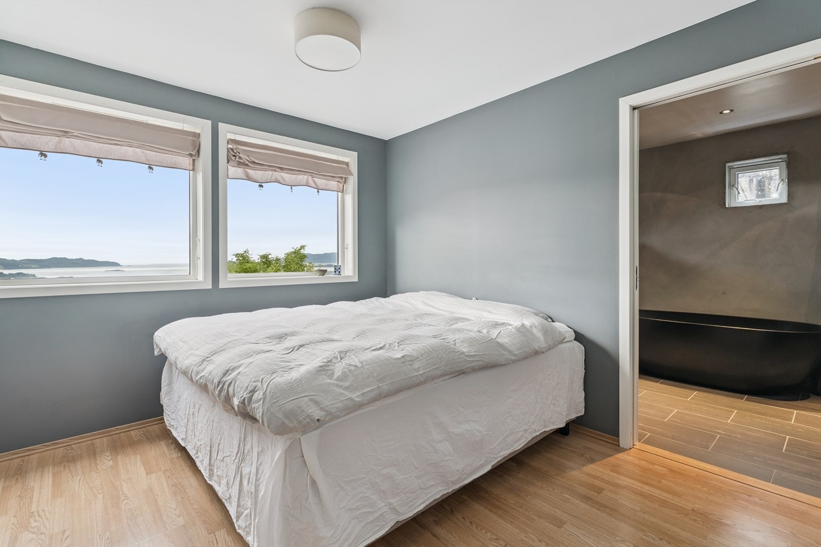 Soverom 1 i 1 etasje med inngang til baderom Galleribilde