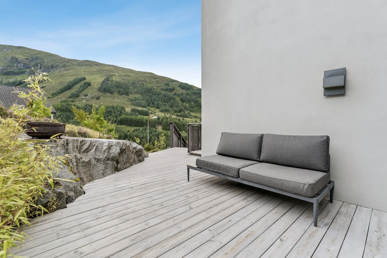 Boligen har fine uteplasser på alle sider av boligen, slik at man kan følge solen og alltid finne en lun krok Galleribilde